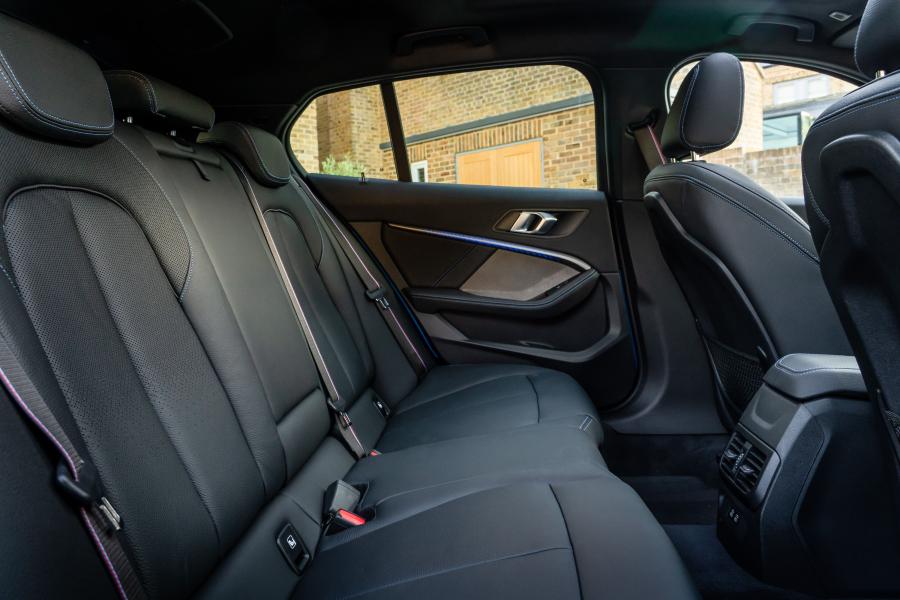 Интерьер BMW 118i M Sport (F40) 2019 года  (UK) (фото 38 из 43)